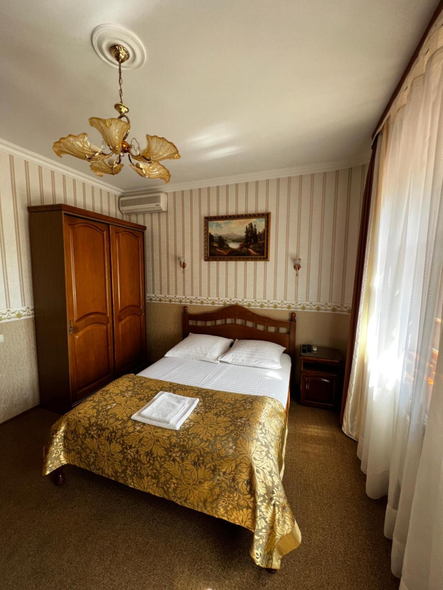 Zolotoy Fazan Hotel Николайев Екстериор снимка